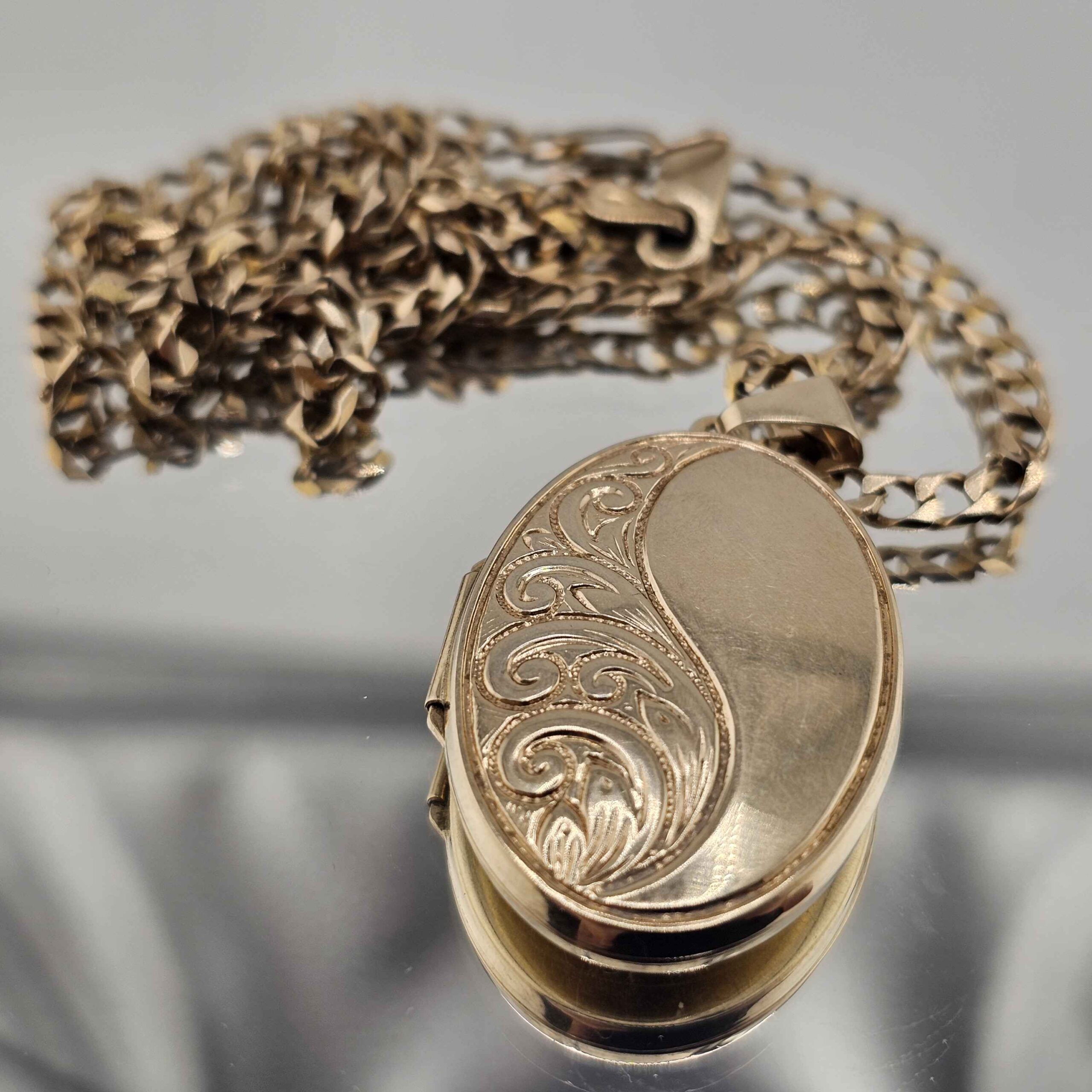 9ct Faceted Curb Chain & Locket Pendant 20" - Image 2