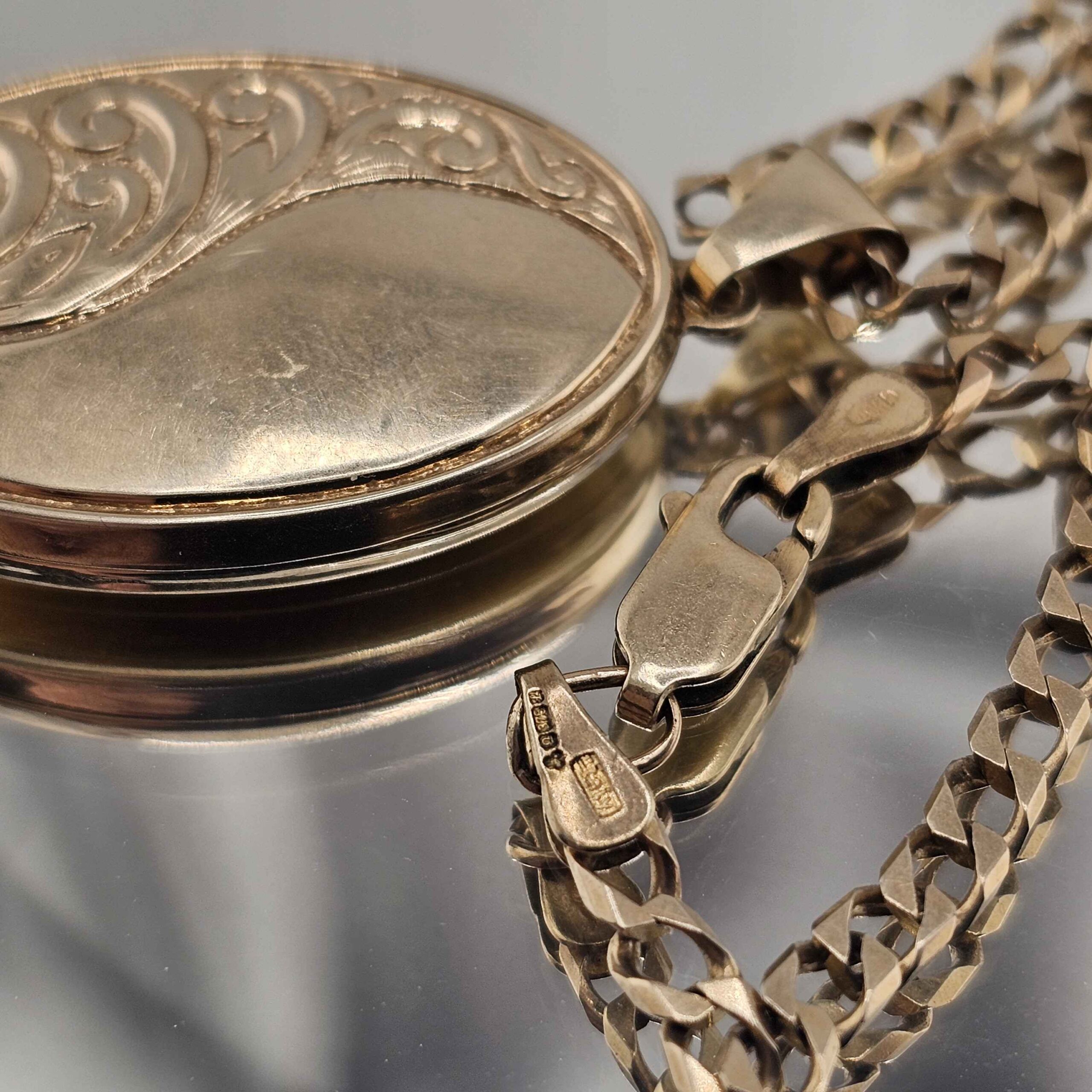 9ct Faceted Curb Chain & Locket Pendant 20" - Image 4